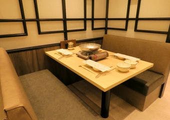 【日本三大和牛（松阪牛・神戸牛・近江牛）を食べ比べ】と【珍しいキノコ】がウリのしゃぶしゃぶ・すき焼き専門店。