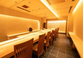 選りすぐりの素材と技が織り成す、鮨 桐紋で味わう伝統の一貫をご堪能下さい。