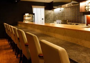 老舗料亭仕込みの職人技で旬を味わう、赤坂の和モダン割烹。接待にも最適。