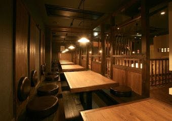 酒蔵の趣を持つ粋な大人の個室で、旬の味覚と心温まるひとときを
