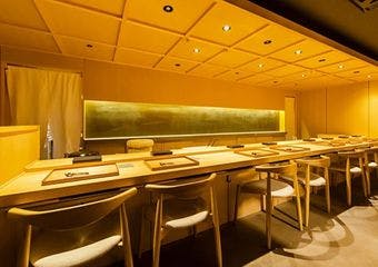 すすきの駅前で心和む、特別な一軒。カウンターで楽しむ贅沢な時間