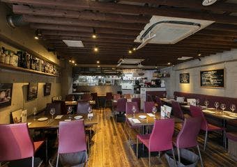 窯から直送の焼きたてパンと共に、心温まるひとときをお届けします