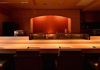 多彩なドリンクと贅沢スプーン寿司で、小倉の夜を特別に演出するセントエルモの火