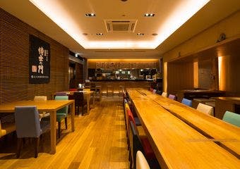徒歩3分の和食天国で名物六白黒豚と極上の焼酎を存分に堪能する夜を