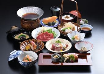 木のぬくもりに包まれながら、季節の味覚を楽しむ贅沢なひとときを過ごしませんか