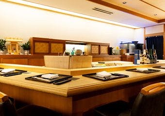 銀座の夜に静かに浮かぶ月影の鮨会席で心ほどけるひとときを