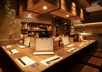 入店すると広がるお出汁の香り。ソムリエ厳選の自然派ワインや日本酒と共に、おでんとおばんざいで、心も温まるひとときを。普段使いからデートにも。