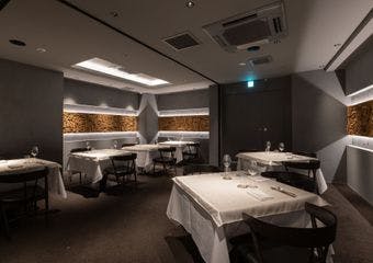 四川料理を中心としたモダンチャイニーズと共に、世界のワインを。　デートや接待など大切な方との夜をさらに彩る、大人のラグジュアリー空間。