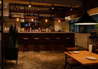 ワインを片手に、アメリカンと熟成肉グリルで叶う大人のお洒落ディナー。　ご褒美ディナーや記念日、女子会、接待、デートに最適な一軒。