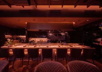 花々に囲まれたラグジュアリー空間で、トリュフ×ワイン×チーズによる非日常的な食事体験を。女子会やデート、記念日祝い、推し活にも最適の一軒。