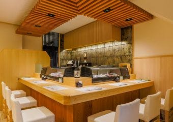 歴史を味わう江戸前寿司、慶応の時代から続く老舗の技と心。
日本橋・京橋からほど近く、会食や記念日・アニバーサリーにもおすすめ。