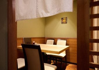 東京駅徒歩五分。接待や会食に最適な掘りごたつ個室を完備しております。熟練職人が特製油で揚げる伝統の江戸前天ぷらで、優雅なひとときを。