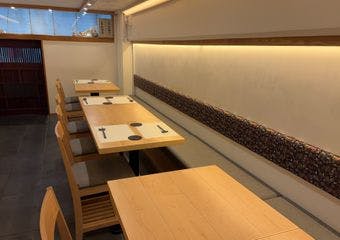 小さな入り口の先に広がる、特別なひととき。扉をくぐれば、静かに流れる和の空気と丁寧に仕立てられた料理たちをご堪能ください。