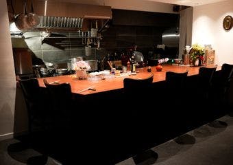 日本各地はもとより、ヨーロッパの旬の食材や名物のトリュフ料理などを織り交ぜ、お客様に召し上がっていただきたい料理を丁寧にご提供致します。