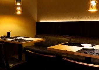 一本ずつ丁寧に焼き上げる炭火焼鳥は、素材の旨みを最大限に引き出す職人の技。肩肘張らずに過ごせる上質な時間を、銀座の片隅でお楽しみください。