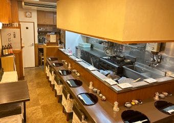 実家のような温かみを感じる空間で、最高級の天ぷらを心ゆくまで味わう。