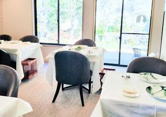 鎌倉野菜と北陸の新鮮な魚介が織りなす独創的フレンチの味わいを緑に囲まれた隠れ家で