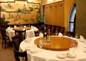 本場の【広東料理】と【四川料理】を堪能しながら、名物炭火焼チャーシューをぜひ味わってください