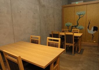 すすきの駅近くで立ち食いからテーブル席まで、お手頃価格で楽しむ高級クオリティの寿司体験