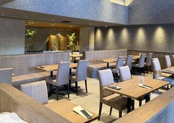 オープンキッチンから漂う香りを楽しむ、本格ビストロ料理と厳選ワインの贅沢なひとときを