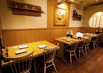 秋田の豊かさを一串に込めた焼き鳥を、四谷で堪能できる特別な時間