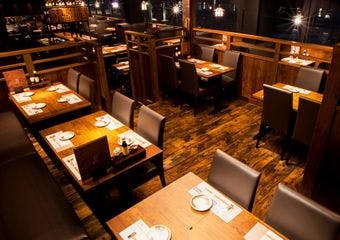 浜松町駅から徒歩1分、藁焼きの香りが漂う土佐料理の専門店で、豪快なかつをの塩たたきを堪能