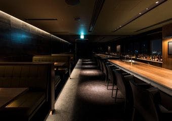 夜景と共に、心に残る一杯を。大人の隠れ家でじっくりと楽しむ贅沢な時間をどうぞ