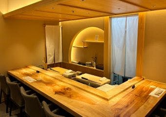 職人技が光る江戸前鮨を、無垢の木のカウンターで心ゆくまで堪能する至福の時間