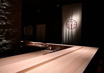 喧騒から離れた隠れ家を思わせる店内。カウンターでは、熟練の技を持つ職人が丁寧に仕上げる鮨や、焼き物・炙りなど視覚でもお楽しみいただけます。