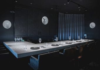 月とウサギが描く静寂のワインバーで、大人の夜に心を委ねるひとときを