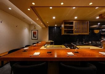 麻布十番駅からすぐ、職人の技が光る本格寿司と和の一品料理が楽しめる特別な空間