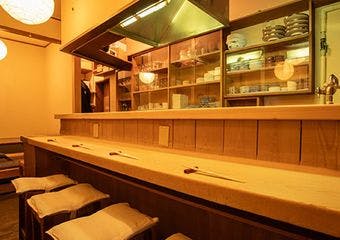 新橋の隠れ家で味わう、北海道直送の海鮮と地酒の饗宴