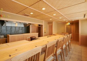 繊細で工夫を凝らした一品一品。
旬の食材を生かした創作寿司も魅力的です。