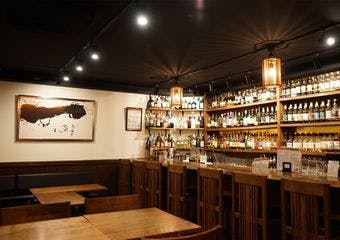 麻布十番で日本のウイスキーと創作カクテルを堪能し、薬膳カレーで心も体も満たされる夜を