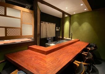 江戸前の伝統と革新が織りなす、裏路地の隠れ家で特別なひとときを