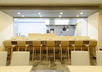 厳選地鶏の炭火焼鳥を心ゆくまで堪能。隠れ家で味わう大人の贅沢な時間。