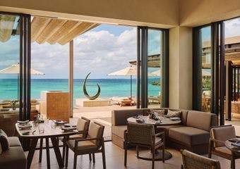 NAGIは宮古島に本格的なイタリア料理を提供し、イタリアと共通して持つ長寿の歴史をダイニングで表現しています。