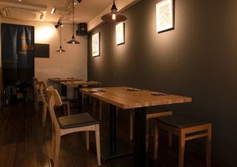 恵比寿の路地裏で見つけた隠れ家で、焼鳥と鶏刺しの美味しさを堪能する大人の時間