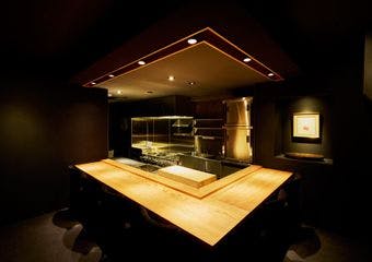 旬食材を用いたおまかせコースを一斉スタートで提供。日本酒のみならず日本の蒸留酒やワインも楽しめる完全予約制の日本料理店。