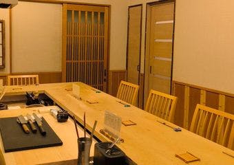 肩肘張らずに愉しむ和空間で、和牛と銘柄鴨の炭火焼きを堪能するひとときを