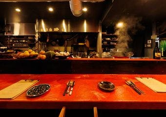 薪の香りに包まれた自由なイタリアン、心をつなぐひとときを