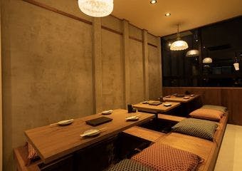 徳島県産の阿波尾鶏を高知県産の土佐備長炭で焼き上げる焼き鳥とこだわりの羽釜ごはんで、心温まるひとときをお楽しみください