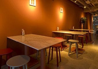 スパイス香る隠れ家で、厳選ナチュラルワインと共に特別なひとときを
