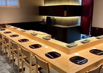 旬の素材と丁寧な仕事で仕立てる江戸前鮨。つまみと握りを織り交ぜ、デートやお食事にも気軽にお楽しみいただけます。