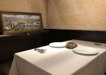 旬のコースやフランス料理を厳選ワインとご一緒にお召し上がりいただける、記念日に最適な落ち着き空間