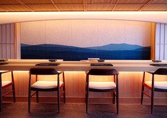 鴨川を望む和の空間でおまかせ鮨店