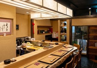 中目黒の隠れ家。店主が厳選する旬魚と和洋の技が光る割烹を、臨場感溢れるカウンターで心ゆくまでご堪能ください。