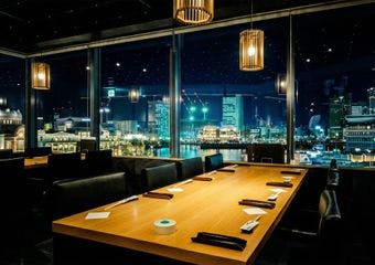 みなとみらいの絶景夜景を特等席で、彩り豊かな創作和食を。駅直結で集まりやすく、大切な記念日やデートに最適な上質空間です。