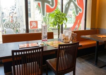 千葉初上陸となる幻の純血あぐー豚を極上しゃぶしゃぶで。絶品トンカツや希少な泡盛と共に、北習志野の寛ぎのソファー席で心ゆくまでご堪能ください。