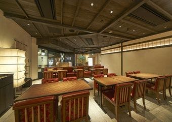 六本木ヒルズに誕生した大人のための和食処。
上質な和の空間で、職人が手掛ける本格的なおばんざいや炙り焼きをお楽しみいただけます。